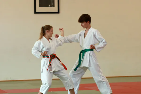 Jugendliche trainieren Karate