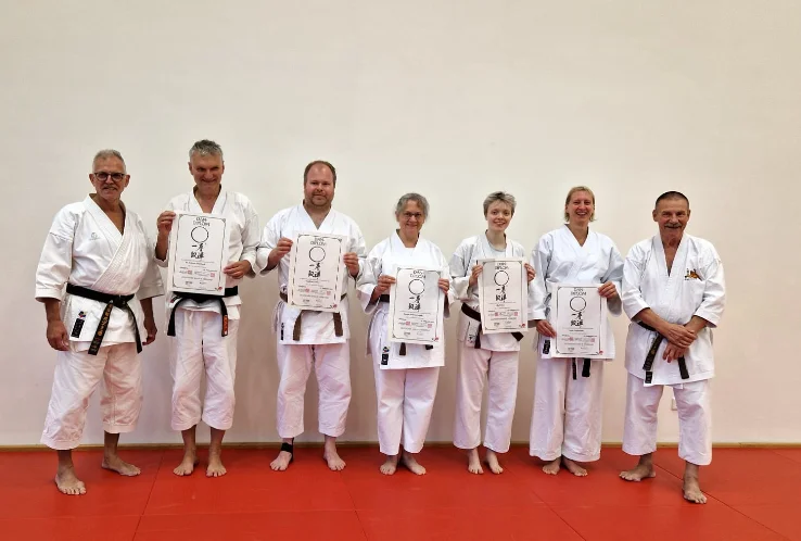 Die Prüflinge mit ihren Urkunden zwischen den Prüfern Sensei Roland Ahlers und Kyôshi Lothar Ratschke